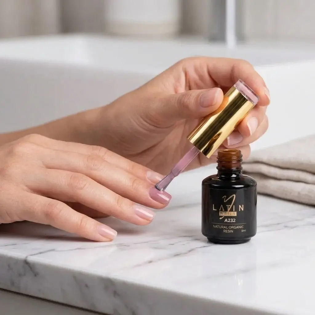 Aplicación de esmalte gel Latin Nails referencia A232 de 8 ml color rosa nude suave sobre uñas con acabado brillante y cobertura uniforme