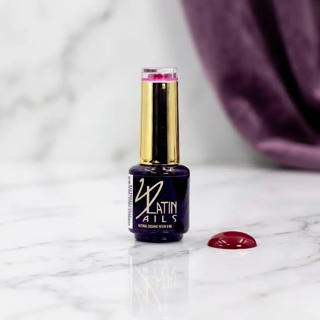 Esmalte gel Latin Nails 8 ml referencia 277 color rojo vino intenso exhibido sobre superficie tipo mármol con acabado brillante para uñas