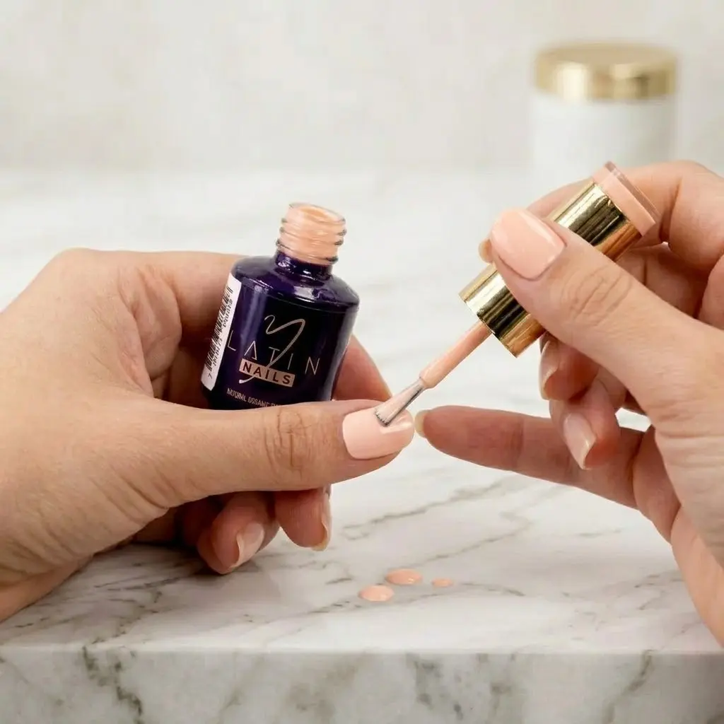 Aplicación de esmalte gel Latin Nails 8 ml referencia 1018 color blanco lechoso sobre uñas con acabado brillante y cobertura uniforme