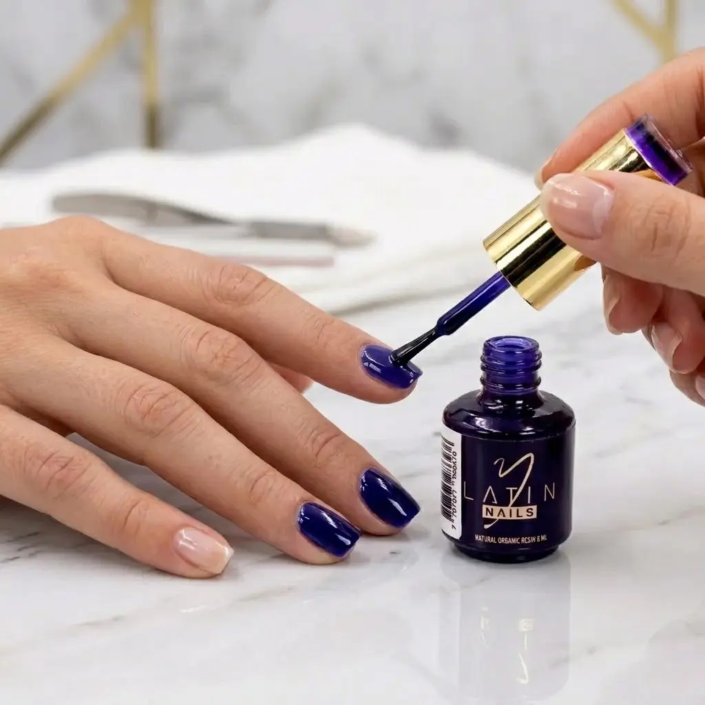 Aplicación de esmalte gel Latin Nails 8 ml referencia 2285 color azul eléctrico profundo sobre uñas con acabado brillante y cobertura uniforme