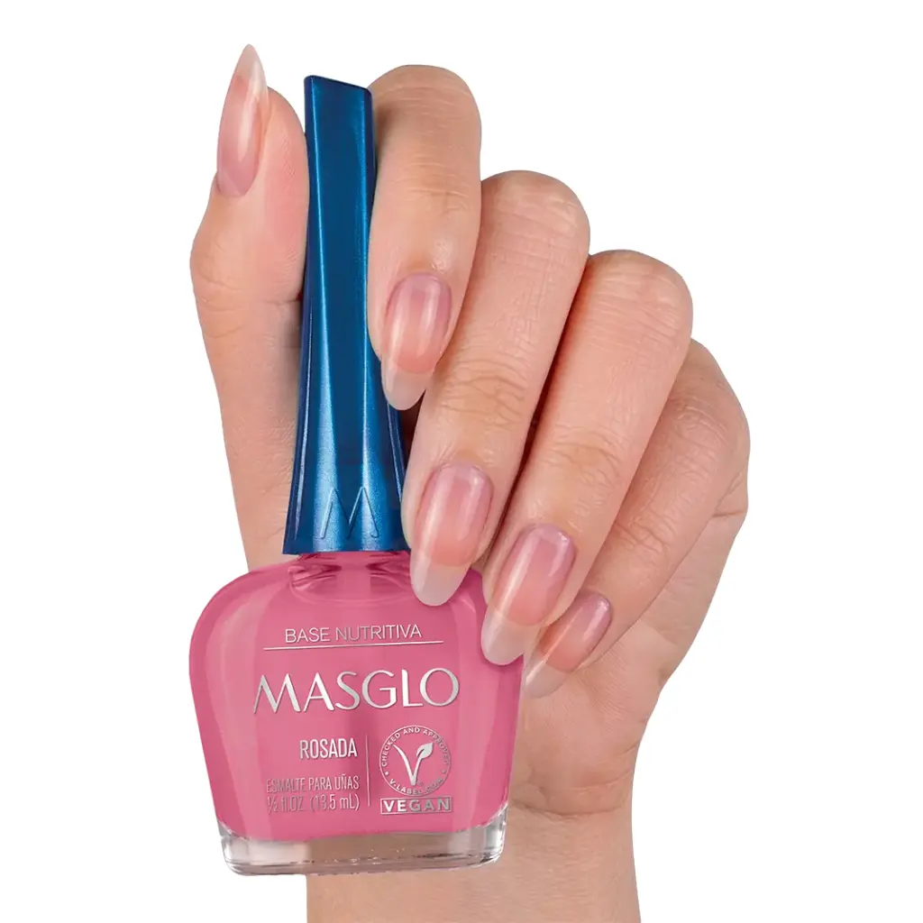 Mano sosteniendo base tradicional nutritiva Masglo rosada con uñas naturales en acabado brillante para fortalecimiento y cuidado profesional