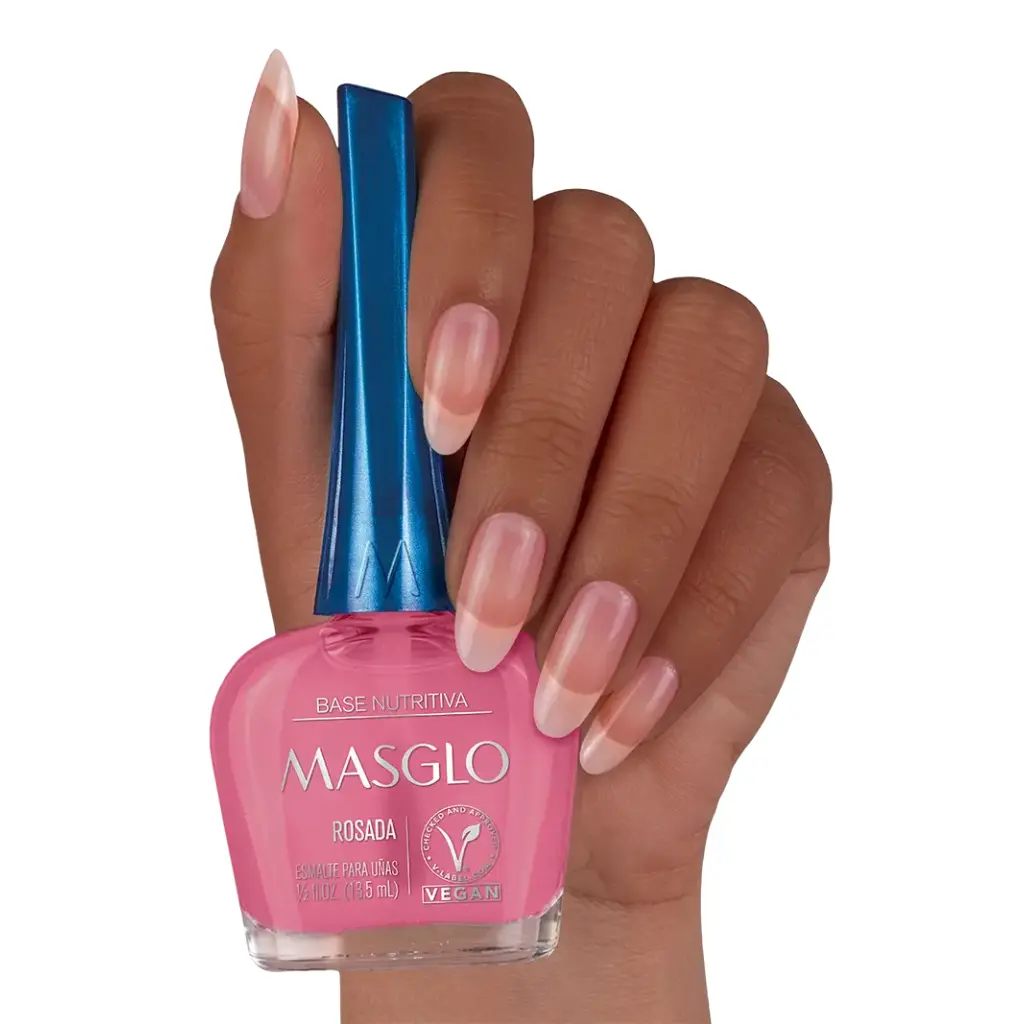 Mano sosteniendo base tradicional nutritiva Masglo rosada con uñas naturales en acabado brillante para fortalecimiento y cuidado profesional