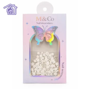 empaque de decoracion para unas marca m and co con mariposa holografica que contiene flores 3d blancas y balines metalizados
