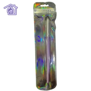 brocha difuminadora redonda marca andisa con mango de color lila y virola plateada en empaque holografico transparente
